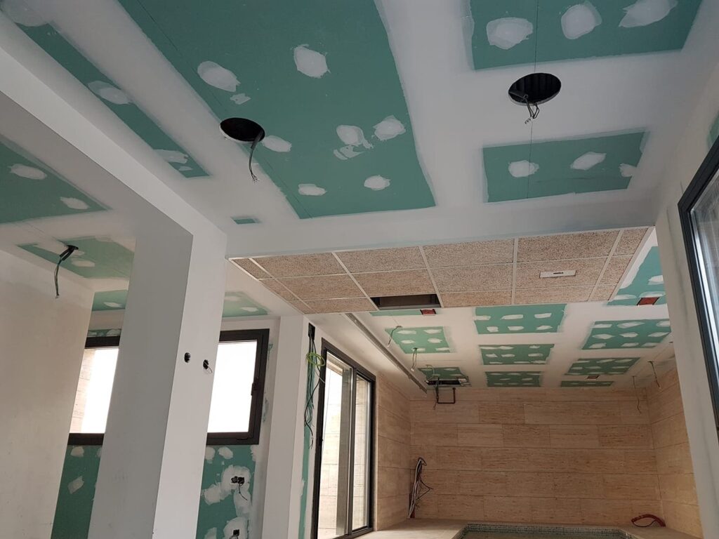 Instalación de pladur y techos registrables en reforma integral en Barcelona, con preparación para electricidad y fontanería.